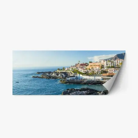 Pegatina reposicionable pueblo costero sobre acantilado con mar azul – Pixers®