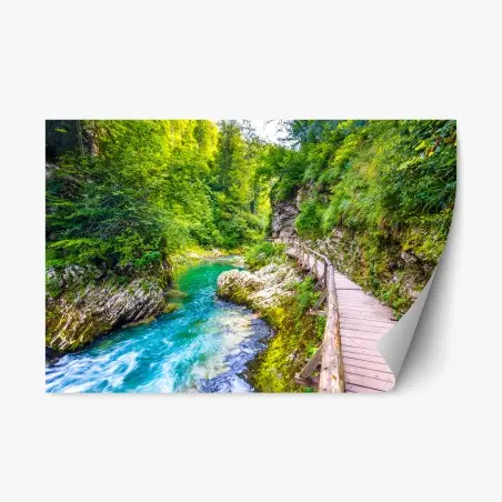 Pegatina reposicionable pasarela de madera junto al río turquesa – Pixers®