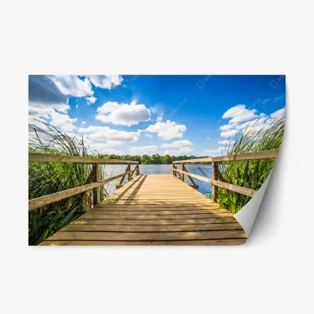 Pegatina reposicionable muelle de madera hacia el lago bajo cielo azul – Pixers®