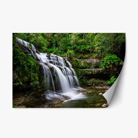Pegatina reposicionable cascada en Liffey: oasis verde y sereno – Pixers®
