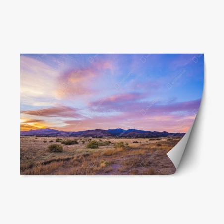 Pegatina reposicionable atardecer púrpura sobre la llanura – Pixers®