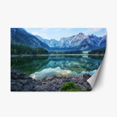 Pegatina reposicionable amanecer sereno en el Lago Fusine, Alpes Julianos – Pixers®