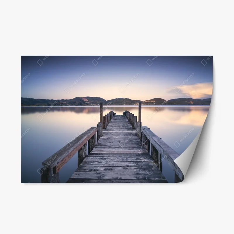 Pegatina reposicionable muelle de madera sobre el lago en Versilia, Toscana