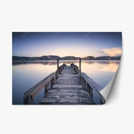 Pegatina reposicionable muelle de madera sobre el lago en Versilia, Toscana – Pixers®
