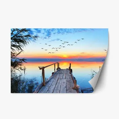 Pegatina reposicionable muelle al amanecer sobre aguas tranquilas – Pixers®