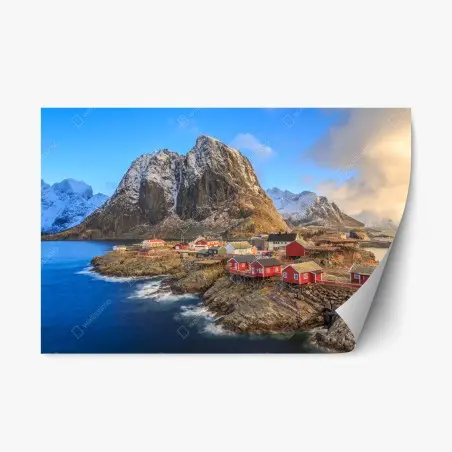 Pegatina reposicionable pueblo costero en Noruega entre montañas nevadas – Pixers®