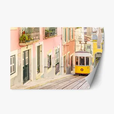 Pegatina reposicionable tranvía amarillo en Lisboa entre casas coloridas – Pixers®