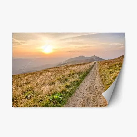 Pegatina reposicionable atardecer dorado en Bieszczady, camino entre montañas – Pixers®