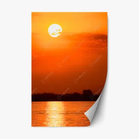 Pegatina reposicionable atardecer naranja sobre el lago con silueta de bosque – Pixers®