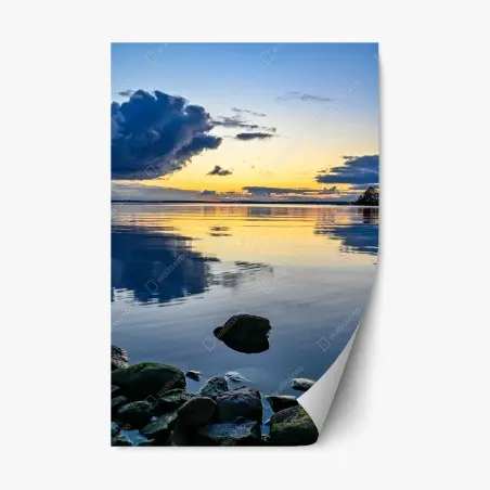 Pegatina reposicionable atardecer reflejado en aguas tranquilas – Pixers®