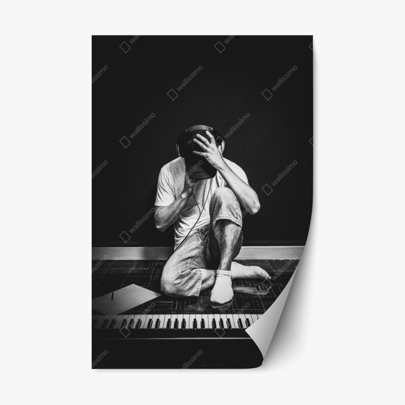 Pegatina reposicionable músico introspectivo junto al teclado