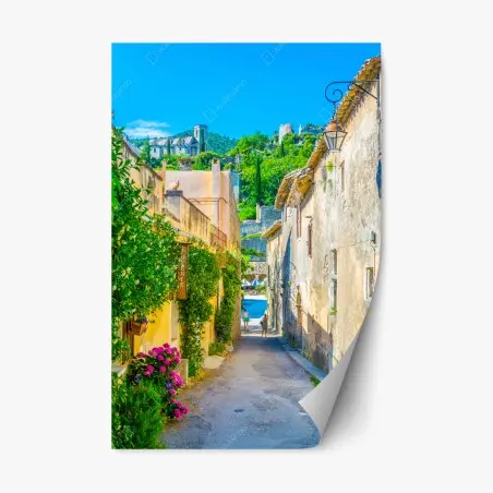Pegatina reposicionable callejón soleado en pueblo mediterráneo – Pixers®