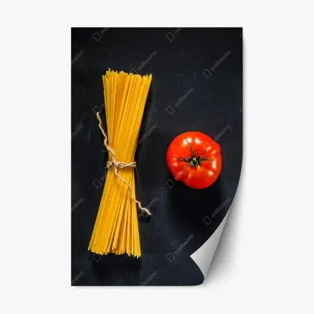 Pegatina reposicionable bodegón de espaguetis y tomate sobre fondo oscuro – Pixers®
