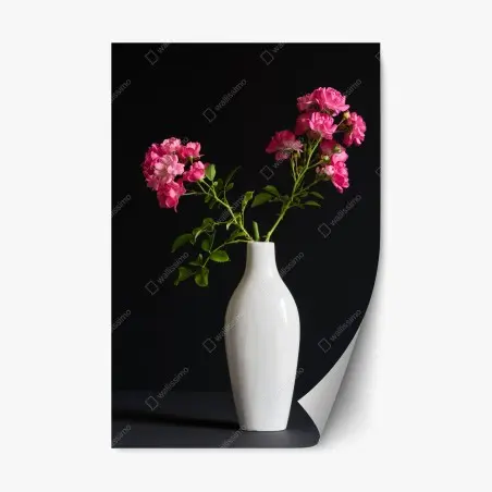 Pegatina reposicionable rosas fucsia en jarrón blanco sobre fondo negro – Pixers®