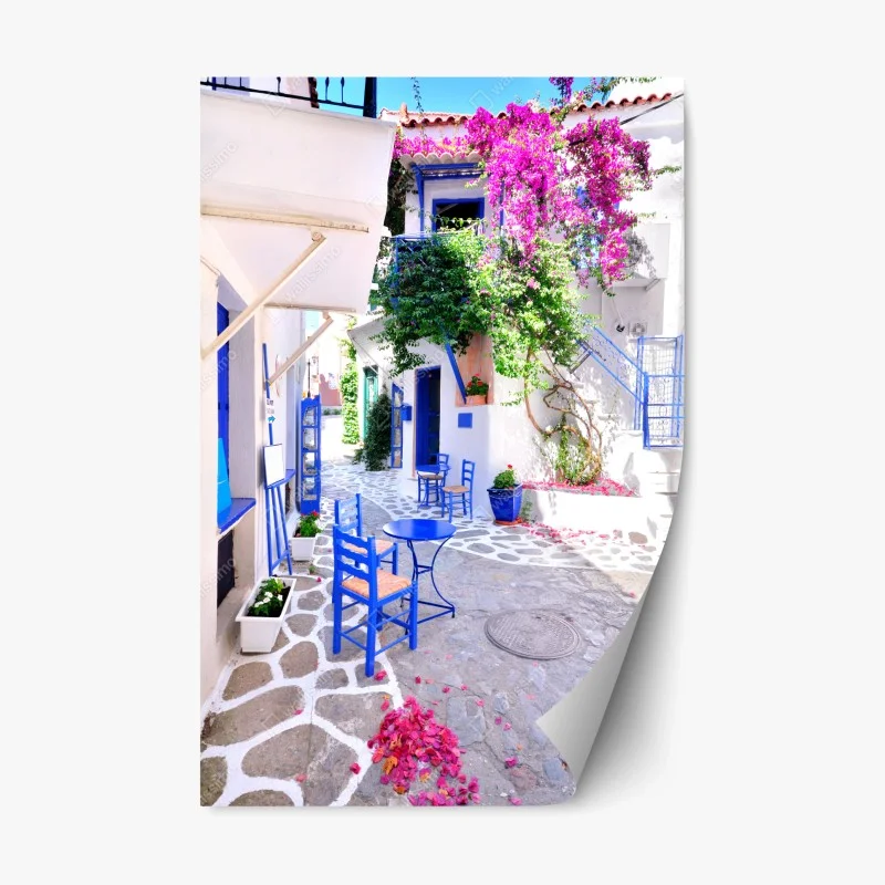 Pegatina reposicionable callejón mediterráneo con buganvillas y sillas azules