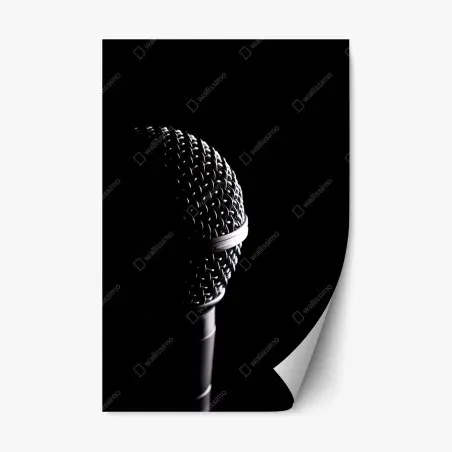Pegatina reposicionable micrófono en primer plano con iluminación dramática – Pixers®