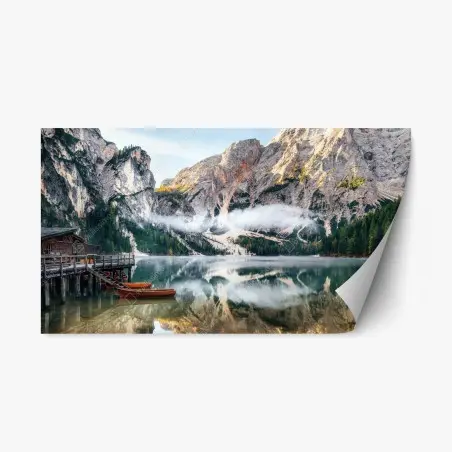 Pegatina reposicionable lago alpino con barcas y reflejo sereno – Pixers®