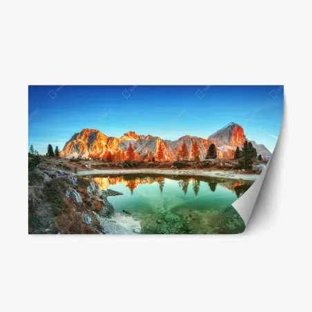 Pegatina reposicionable amanecer en montañas rocosas con reflejo en lago – Pixers®