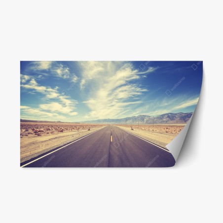 Pegatina reposicionable carretera desértica vintage hacia las montañas, Estados Unidos – Pixers®