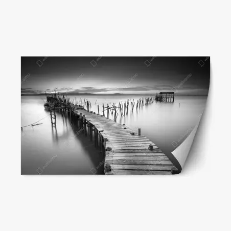 Pegatina reposicionable muelle antiguo sobre aguas serenas en blanco y negro – Pixers®
