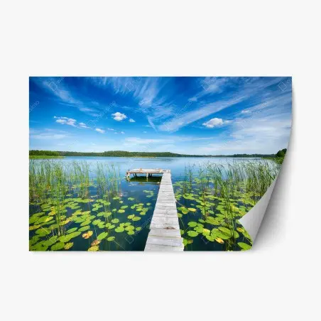 Pegatina reposicionable pasarela tranquila sobre el lago de Masuria – Pixers®