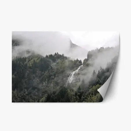 Pegatina reposicionable cascada entre niebla en el bosque montañoso – Pixers®
