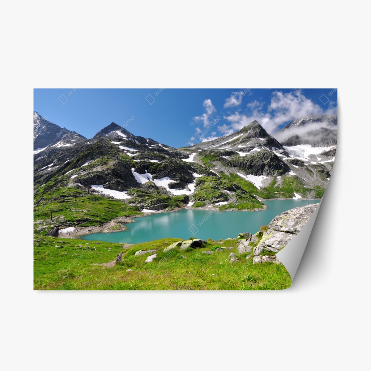 Pegatina reposicionable lago alpino turquesa entre montañas y praderas – Pixers®