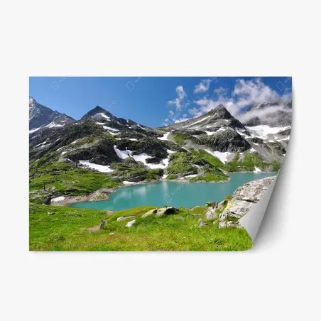 Pegatina reposicionable lago alpino turquesa entre montañas y praderas – Pixers®