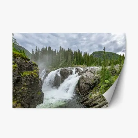 Pegatina reposicionable cascada en bosque rocoso bajo cielo nublado – Pixers®