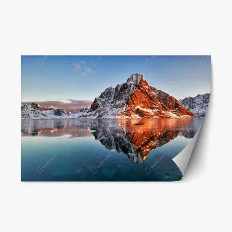 Pegatina reposicionable amanecer cálido sobre las montañas de Lofoten, Noruega – Pixers®