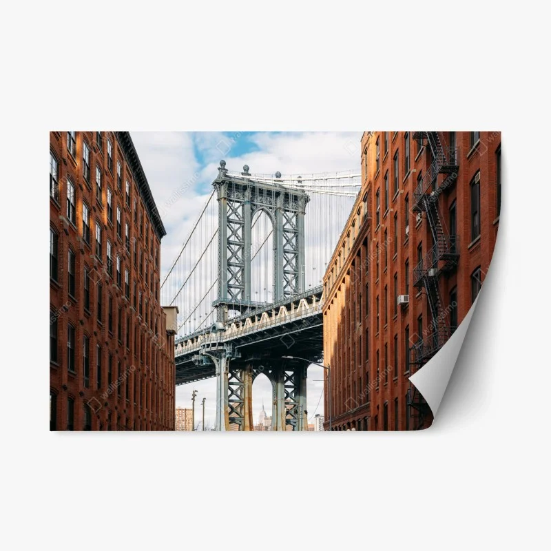 Pegatina reposicionable vista icónica del puente de Brooklyn entre fachadas de ladrillo