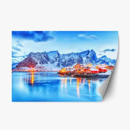 Pegatina reposicionable pueblo costero ártico bajo montañas nevadas – Pixers®