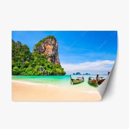 Pegatina reposicionable playa tropical en Tailandia con acantilado y barcos tradicionales – Pixers®
