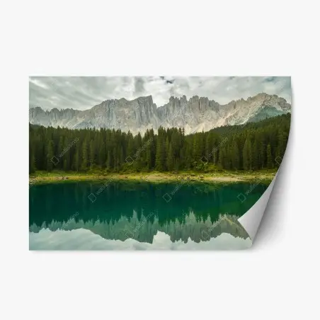 Pegatina reposicionable reflejo sereno de las Dolomitas en Lago di Carezza – Pixers®