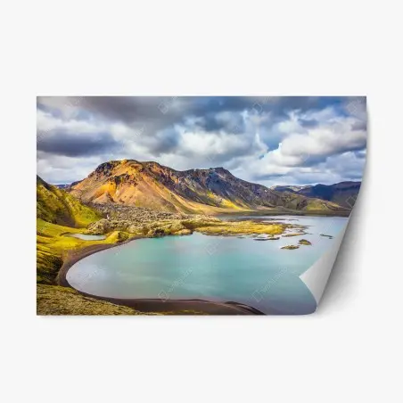 Pegatina reposicionable paisaje de verano en Islandia: lago azul sobre tundra amarilla – Pixers®
