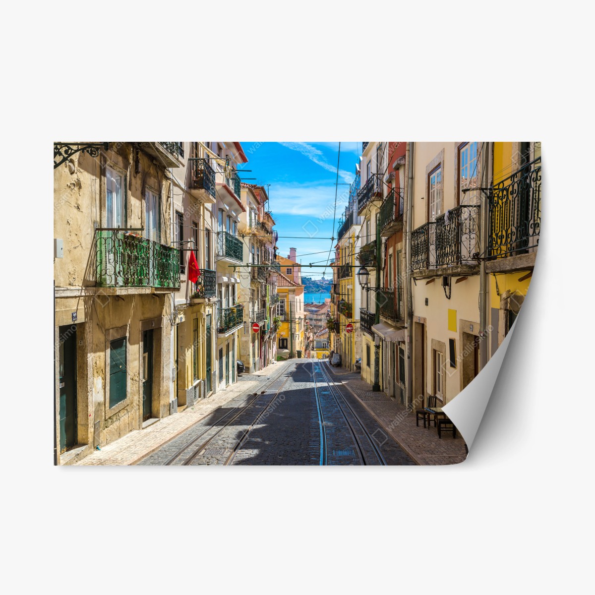 Pegatina reposicionable calle empedrada de Lisboa bajo el sol – Pixers®