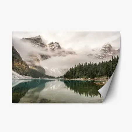 Pegatina reposicionable lago alpino entre montañas y niebla – Pixers®