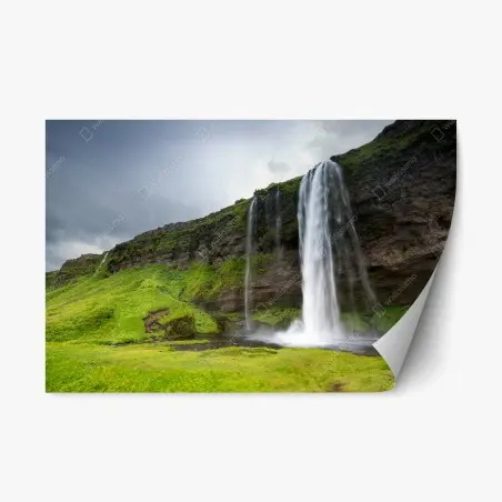 Pegatina reposicionable Seljalandsfoss bajo cielo dramático – Pixers®