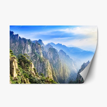 Pegatina reposicionable paisaje de picos montañosos en niebla – Pixers®