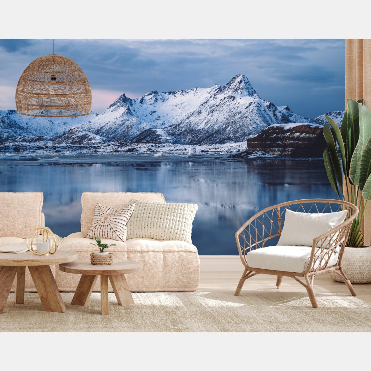 Fotomural paisaje invernal con montañas nevadas y reflejo – Pixers®