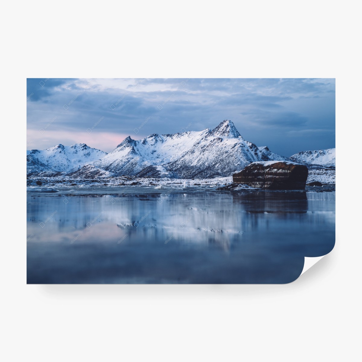 Fotomural paisaje invernal con montañas nevadas y reflejo – Pixers®