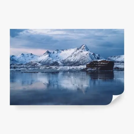 Fotomural paisaje invernal con montañas nevadas y reflejo – Pixers®