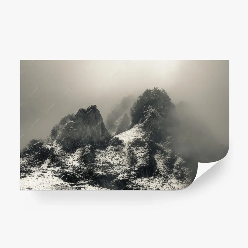 Fotomural paisaje montañoso nevado entre niebla