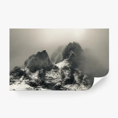Fotomural paisaje montañoso nevado entre niebla – Pixers®