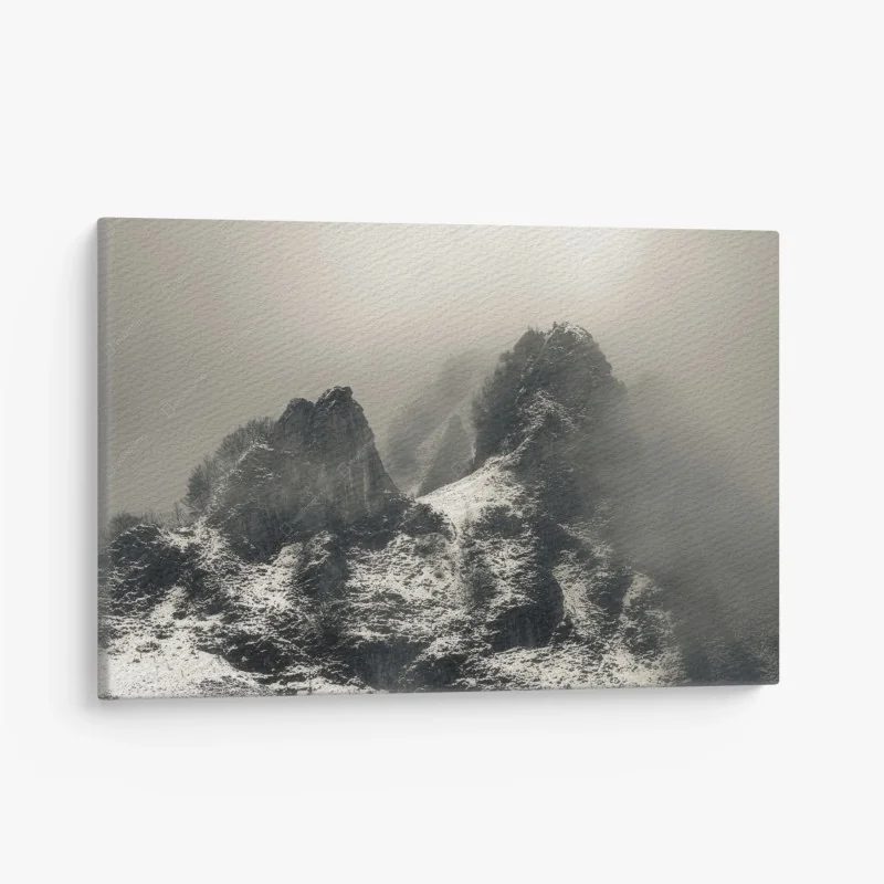 Cuadro en lienzo paisaje montañoso nevado entre niebla