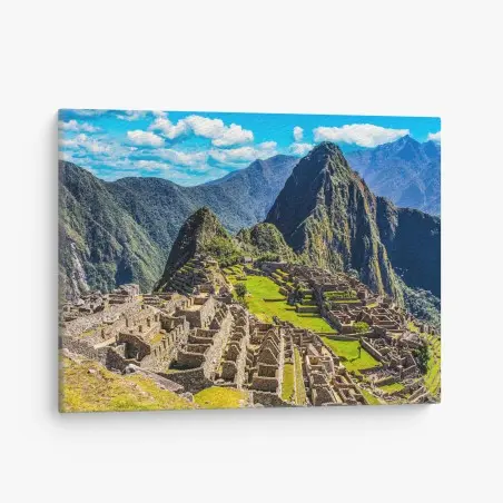 Cuadro en lienzo panorámica de Machu Picchu entre montañas – Pixers®