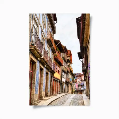 Póster calle empedrada con fachadas coloridas y balcones tradicionales – Pixers®