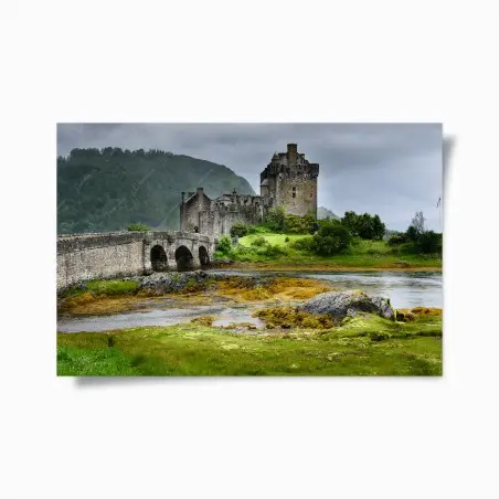 Póster castillo antiguo junto al puente sobre el lago – Pixers®