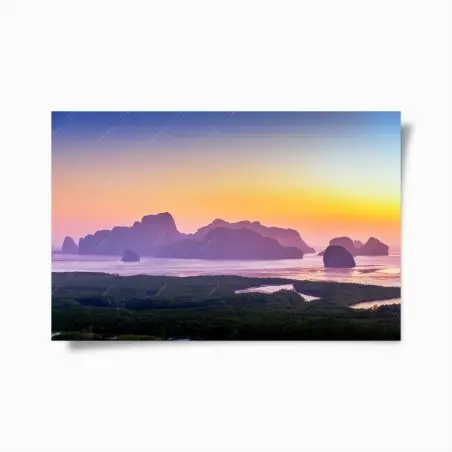 Póster amanecer sereno sobre la bahía Phang Nga en Samet Nangshe, Tailandia – Pixers®