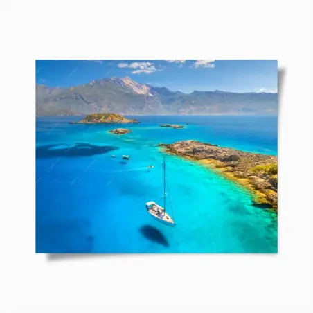 Póster velero sobre aguas turquesas y costa rocosa – Pixers®